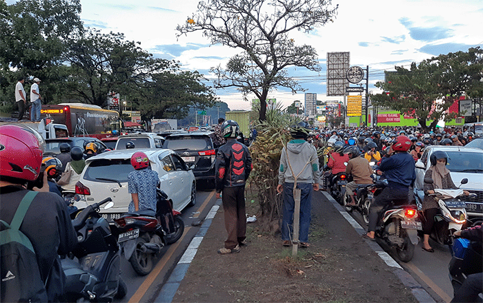 Sejumlah pengendara terjebak macet di Jalan Perintis Kemerdekaan, Makassar, Kamis (8/9/2022).