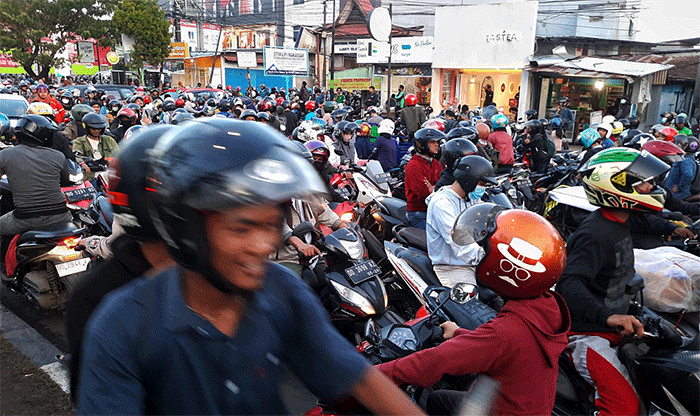 Sejumlah pengendara terjebak macet di Jalan Perintis Kemerdekaan, Makassar, Kamis (8/9/2022).