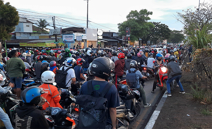 Sejumlah pengendara terjebak macet di Jalan Perintis Kemerdekaan, Makassar, Kamis (8/9/2022).