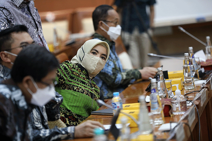 Direktur Utama PT Pertamina (Persero) Nicke Widyawati (tengah) menyampaikan paparan dalam rapat kerja bersama Komisi VI DPR di kompleks Parlemen.