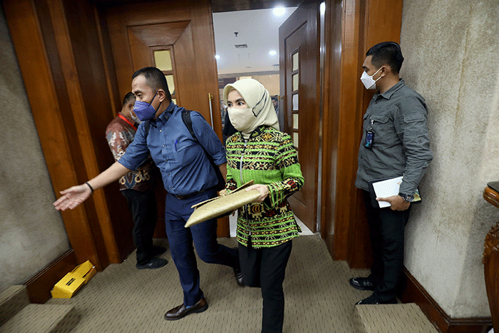 Direktur Utama PT Pertamina (Persero) Nicke Widyawati (tengah) menyampaikan paparan dalam rapat kerja bersama Komisi VI DPR di kompleks Parlemen.
