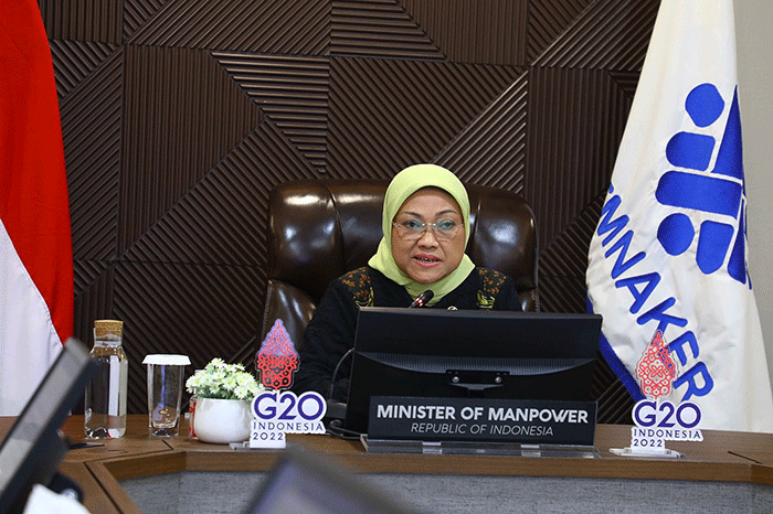 Menaker Ida Fauziyah ketika menjadi pembicara pada The 1st International Conference on Manpower and Sustainable Development (IMSIDE) secara virtual.