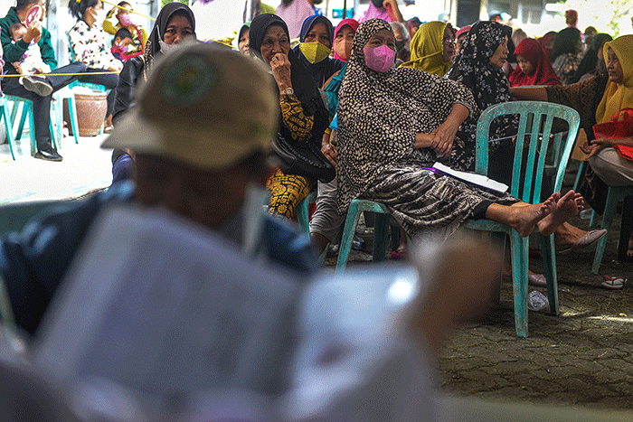 Warga Kota Palembang mulai mencairkan Bantuan Langsung Tunai Bahan Bakar Minyak (BLT BBM) dan Bantuan Pangan Non Tunai (BPNT) tahun 2022.