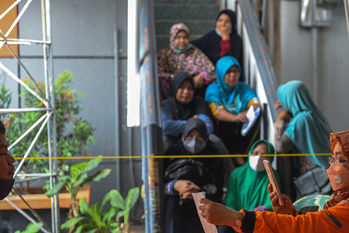 Warga Kota Palembang mulai mencairkan Bantuan Langsung Tunai Bahan Bakar Minyak (BLT BBM) dan Bantuan Pangan Non Tunai (BPNT) tahun 2022.