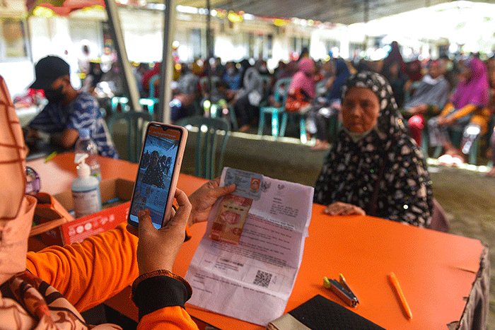 Warga Kota Palembang mulai mencairkan Bantuan Langsung Tunai Bahan Bakar Minyak (BLT BBM) dan Bantuan Pangan Non Tunai (BPNT) tahun 2022.