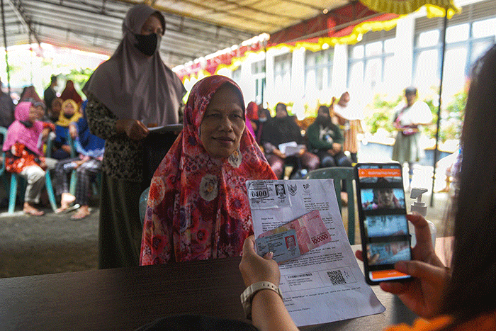Warga Kota Palembang mulai mencairkan Bantuan Langsung Tunai Bahan Bakar Minyak (BLT BBM) dan Bantuan Pangan Non Tunai (BPNT) tahun 2022.