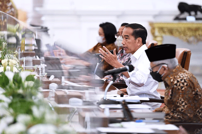 Presiden Joko Widodo memimpin rapat bersama jajarannya yang secara khusus membahas mengenai visa on arrival dan Kartu Izin Tinggal Terbatas di Istana Merdeka.