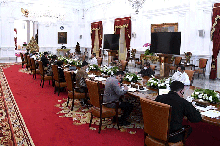 Presiden Joko Widodo memimpin rapat bersama jajarannya yang secara khusus membahas mengenai visa on arrival dan Kartu Izin Tinggal Terbatas di Istana Merdeka.