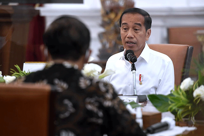 Presiden Joko Widodo memimpin rapat bersama jajarannya yang secara khusus membahas mengenai visa on arrival dan Kartu Izin Tinggal Terbatas di Istana Merdeka.