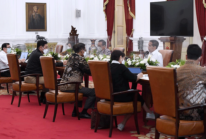 Presiden Joko Widodo memimpin rapat bersama jajarannya yang secara khusus membahas mengenai visa on arrival dan Kartu Izin Tinggal Terbatas di Istana Merdeka.
