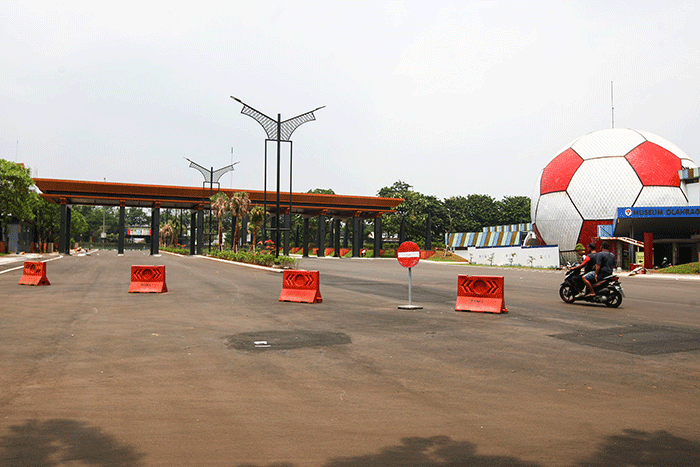 Pekerja menyelesaikan revitalisasi Plaza Keong Mas Taman Mini Indonesia Indah di Jakarta Timur, Minggu (11/9/2022).