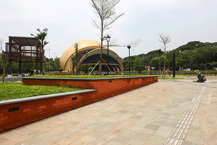 Pekerja menyelesaikan revitalisasi Plaza Keong Mas Taman Mini Indonesia Indah di Jakarta Timur, Minggu (11/9/2022).
