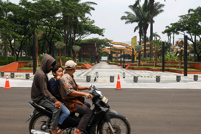 Pekerja menyelesaikan revitalisasi Plaza Keong Mas Taman Mini Indonesia Indah di Jakarta Timur, Minggu (11/9/2022).