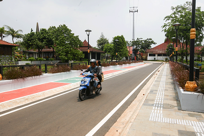Pekerja menyelesaikan revitalisasi Plaza Keong Mas Taman Mini Indonesia Indah di Jakarta Timur, Minggu (11/9/2022).