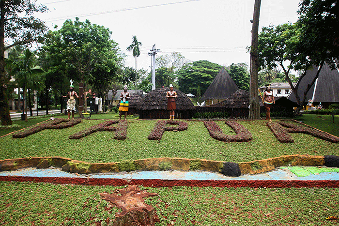 Pekerja menyelesaikan revitalisasi Plaza Keong Mas Taman Mini Indonesia Indah di Jakarta Timur, Minggu (11/9/2022).