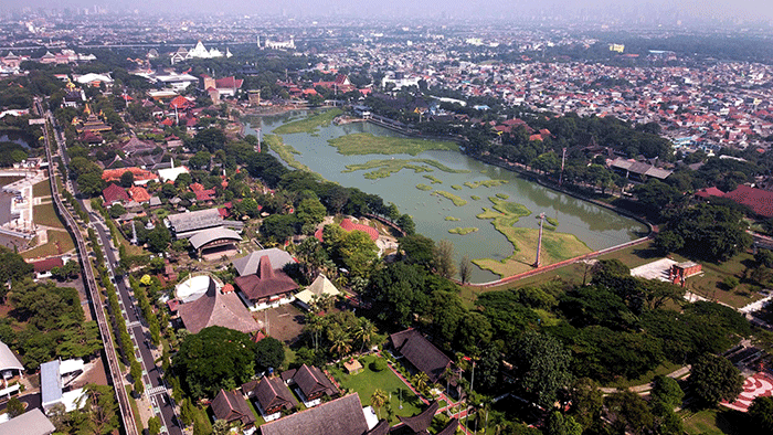 Foto udara Theatrer Keong Mas TMII terlihat rapih saat dalam masa revitalisasi di Taman Mini Indonesia Indah, Jakarta Timur, Minggu (11/9/2022).