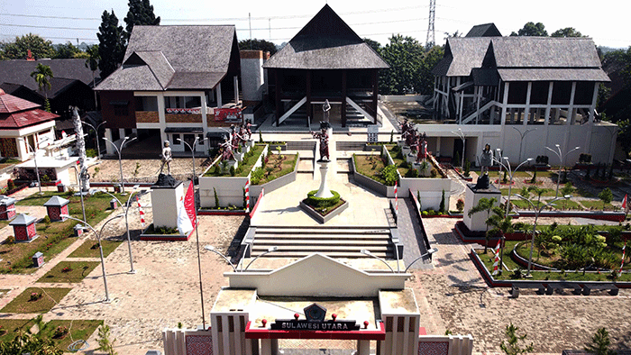 Foto udara Theatrer Keong Mas TMII terlihat rapih saat dalam masa revitalisasi di Taman Mini Indonesia Indah, Jakarta Timur, Minggu (11/9/2022).