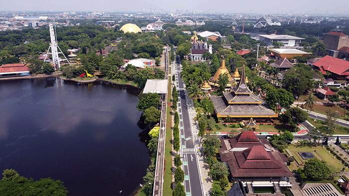 Foto udara Theatrer Keong Mas TMII terlihat rapih saat dalam masa revitalisasi di Taman Mini Indonesia Indah, Jakarta Timur, Minggu (11/9/2022).