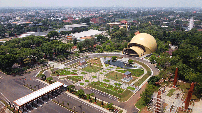 Foto udara Theatrer Keong Mas TMII terlihat rapih saat dalam masa revitalisasi di Taman Mini Indonesia Indah, Jakarta Timur, Minggu (11/9/2022).