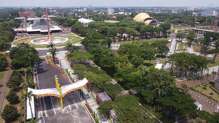Foto udara Theatrer Keong Mas TMII terlihat rapih saat dalam masa revitalisasi di Taman Mini Indonesia Indah, Jakarta Timur, Minggu (11/9/2022).