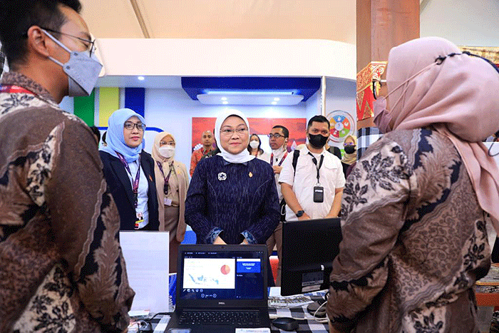 Menteri Ketenagakerjaan Ida Fauziyah saat meninjau lokasi Exhibition G20 Labour and Employment Ministers Meeting (LEMM) di Badung, Bali, Senin (12/9/2022).