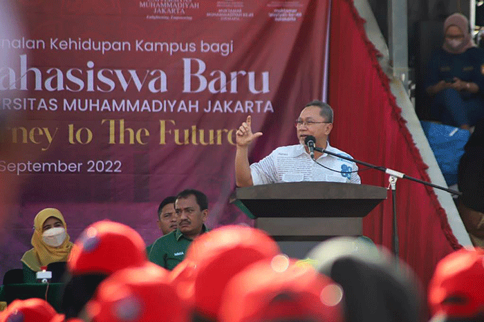 Mendag Zulkifli Hasan memberikan paparan didepan 4.000 Mahasiswa dalam Pengenalan Kehidupan Kampus Bagi Mahasiswa Baru Universitas Muhammadiyah Jakarta 2022.