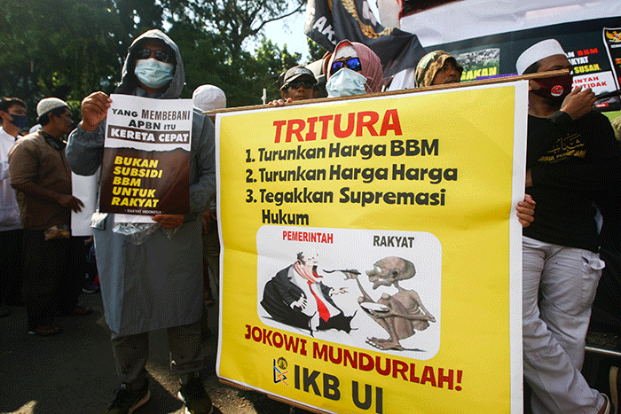 Massa aksi saat menyampaikan orasi seruan menolak kenaikan harga Bahan Bakar Minyak (BBM) di kawasan Patung Kuda, Monas, Jakarta, Senin (12/9/2022).