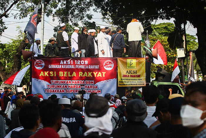 Massa aksi saat menyampaikan orasi seruan menolak kenaikan harga Bahan Bakar Minyak (BBM) di kawasan Patung Kuda, Monas, Jakarta, Senin (12/9/2022).