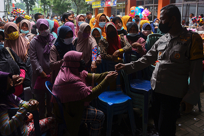 Warga antre mencairkan Bantuan Langsung Tunai Bahan Bakar Minyak (BLT BBM) dan Bantuan Pangan Non Tunai tahun 2022 di Kantor Pos Jalan Merdeka Palembang.