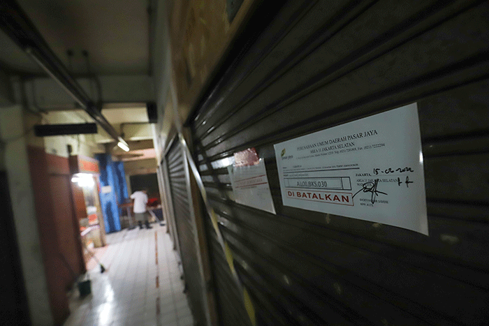 Sejumlah kios terpasang stiker bertuliskan disewakan atau dijual di Pasar Mampamg, Jakarta Selatan, Selasa (13/9/2022).