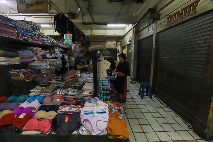 Sejumlah kios terpasang stiker bertuliskan disewakan atau dijual di Pasar Mampamg, Jakarta Selatan, Selasa (13/9/2022).