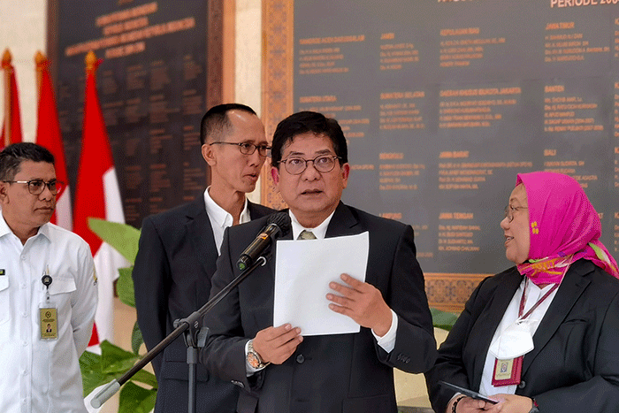 Kepala Biro Protokol Humas dan Media Dewan Perwakilan Daerah Mahyu Darma (kanan) membacakan Kronologis terkait Penggantian Pimpinan MPR Fadel Muhammad.