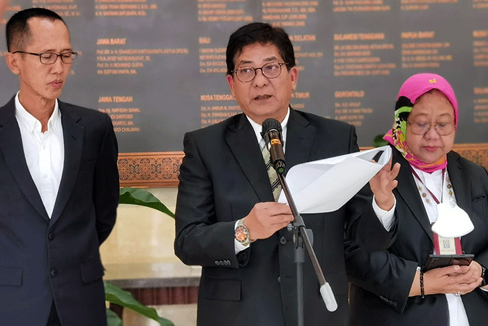 Kepala Biro Protokol Humas dan Media Dewan Perwakilan Daerah Mahyu Darma (kanan) membacakan Kronologis terkait Penggantian Pimpinan MPR Fadel Muhammad.