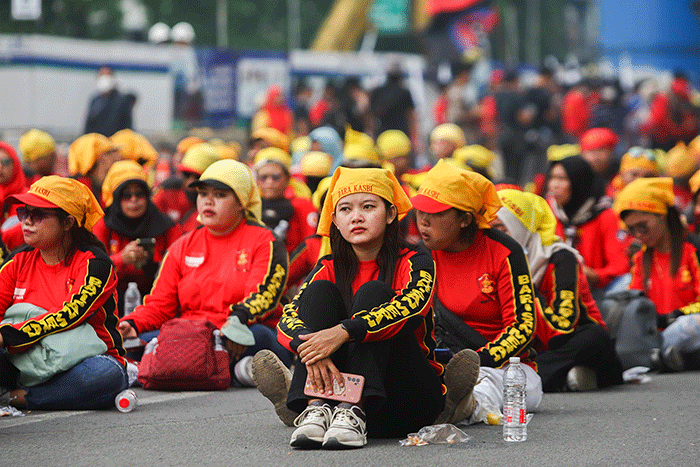 Ratusan massa buruh menggelar aksi demo menolak kenaikan Bahan Bakar Minyak (BBM) di kawasan Patung Kuda, Jakarta, Selasa (13/9/2022).