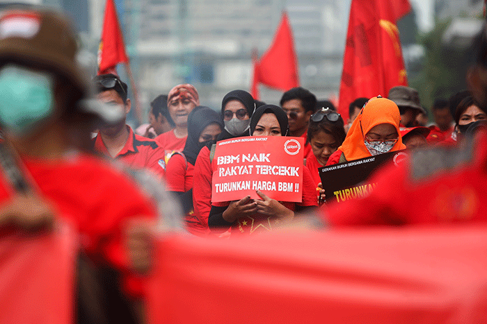 Ratusan massa buruh menggelar aksi demo menolak kenaikan Bahan Bakar Minyak (BBM) di kawasan Patung Kuda, Jakarta, Selasa (13/9/2022).