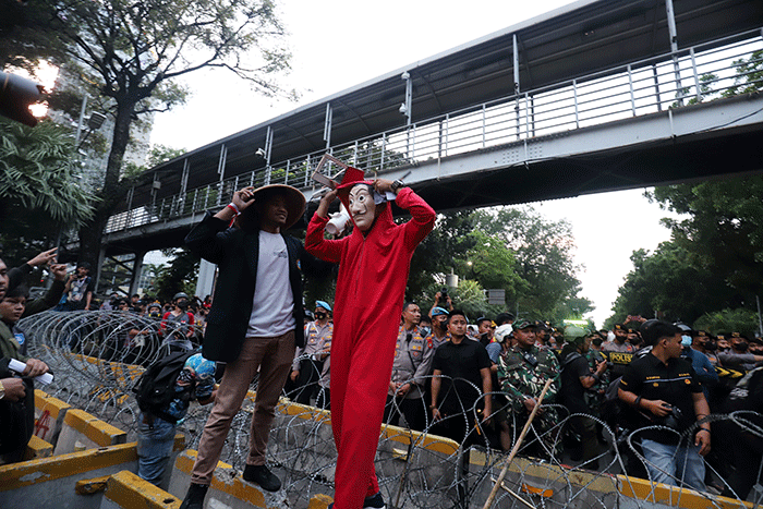Sejumlah massa aksi menarik kawat berduri saat melakukan aksi unjuk rasa menolak kenaikan harga BBM di kawasan Patung Kuda, Jakarta, Selasa (13/9/2022).