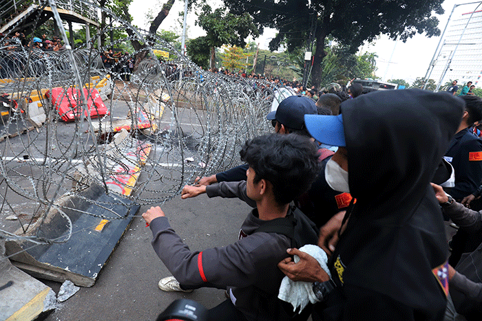 Sejumlah massa aksi menarik kawat berduri saat melakukan aksi unjuk rasa menolak kenaikan harga BBM di kawasan Patung Kuda, Jakarta, Selasa (13/9/2022).