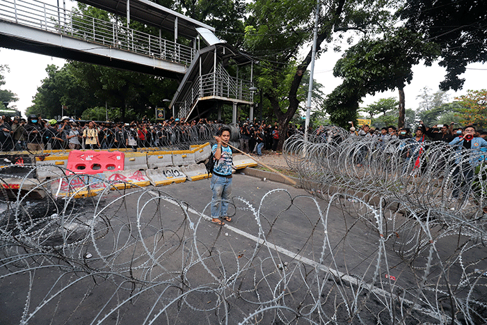 Sejumlah massa aksi menarik kawat berduri saat melakukan aksi unjuk rasa menolak kenaikan harga BBM di kawasan Patung Kuda, Jakarta, Selasa (13/9/2022).