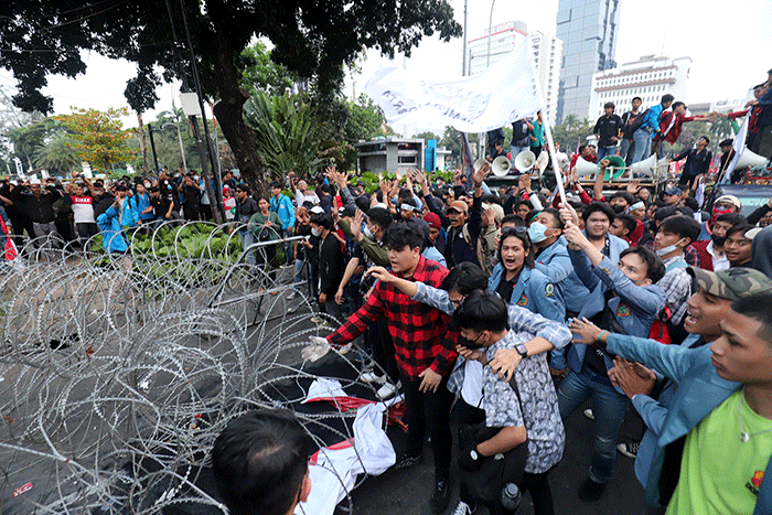 Sejumlah massa aksi menarik kawat berduri saat melakukan aksi unjuk rasa menolak kenaikan harga BBM di kawasan Patung Kuda, Jakarta, Selasa (13/9/2022).