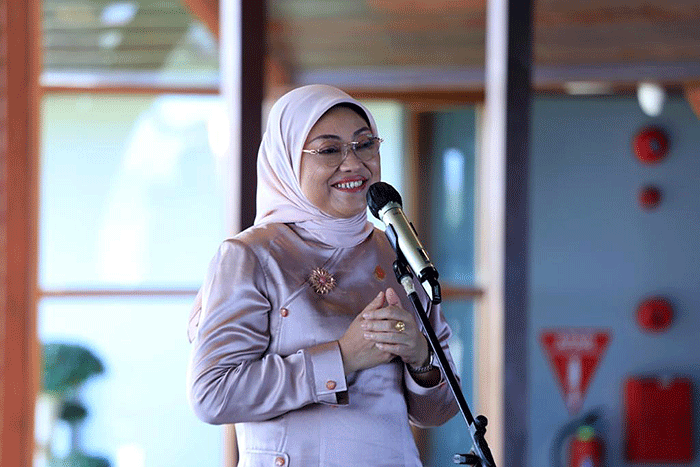 Menteri Ketenagakerjaan Ida Fauziyah kembali meninjau penerima Bantuan Subsidi Upah 2022 bagi pekerja di sektor UKM berlokasi di Krisna, Bali.