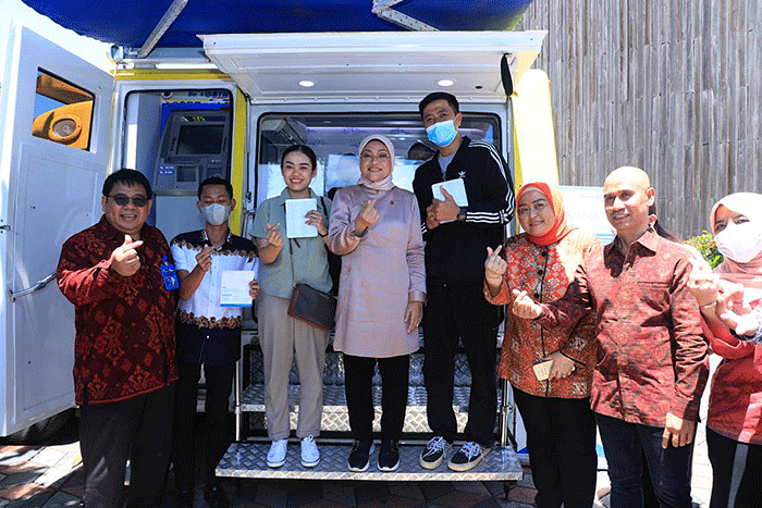 Menteri Ketenagakerjaan Ida Fauziyah kembali meninjau penerima Bantuan Subsidi Upah 2022 bagi pekerja di sektor UKM berlokasi di Krisna, Bali.
