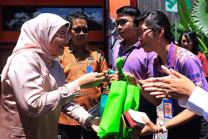 Menteri Ketenagakerjaan Ida Fauziyah kembali meninjau penerima Bantuan Subsidi Upah 2022 bagi pekerja di sektor UKM berlokasi di Krisna, Bali.