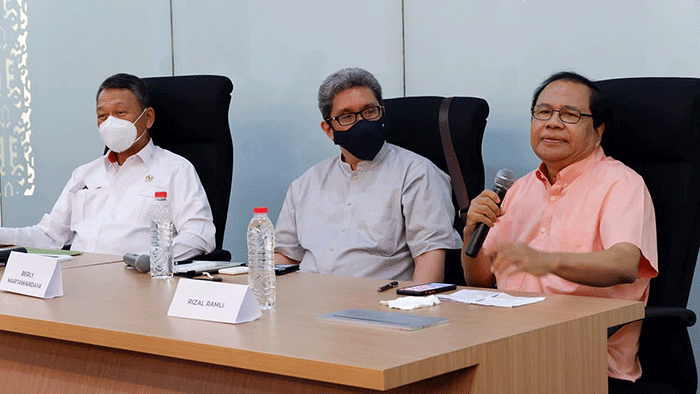 Diskusi Taman Makara dengan tema Catut Marut Kenaikan Harga BBM Bersubsidi, Kebijakan Tepat Atau Membebani Rakyat di Fakultas Ekonomi dan Bisnis UI.