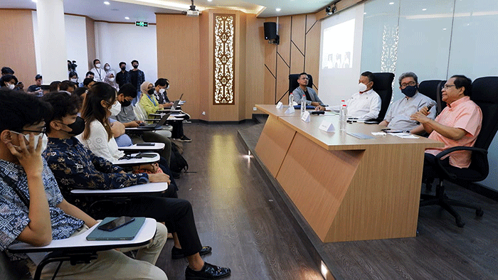 Diskusi Taman Makara dengan tema Catut Marut Kenaikan Harga BBM Bersubsidi, Kebijakan Tepat Atau Membebani Rakyat di Fakultas Ekonomi dan Bisnis UI.
