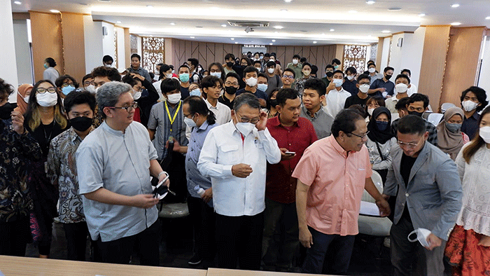 Diskusi Taman Makara dengan tema Catut Marut Kenaikan Harga BBM Bersubsidi, Kebijakan Tepat Atau Membebani Rakyat di Fakultas Ekonomi dan Bisnis UI.