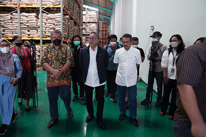 Menteri Perdagangan Zulkifli Hasan saat meninjau PT TK di Sentul, Kabupaten Bogor, Jawa Barat, Rabu (14/9/2022).