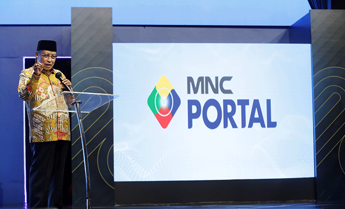 Executive Chairman MNC Group Hary Tanoesoedibjo (kiri) berjabat tangan dengan KH Said Aqil Siradj saat acara pelantikan Komisaris Utama iNews dan MPI.
