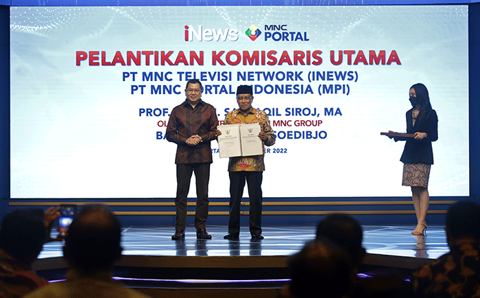 Executive Chairman MNC Group Hary Tanoesoedibjo (kiri) berjabat tangan dengan KH Said Aqil Siradj saat acara pelantikan Komisaris Utama iNews dan MPI.