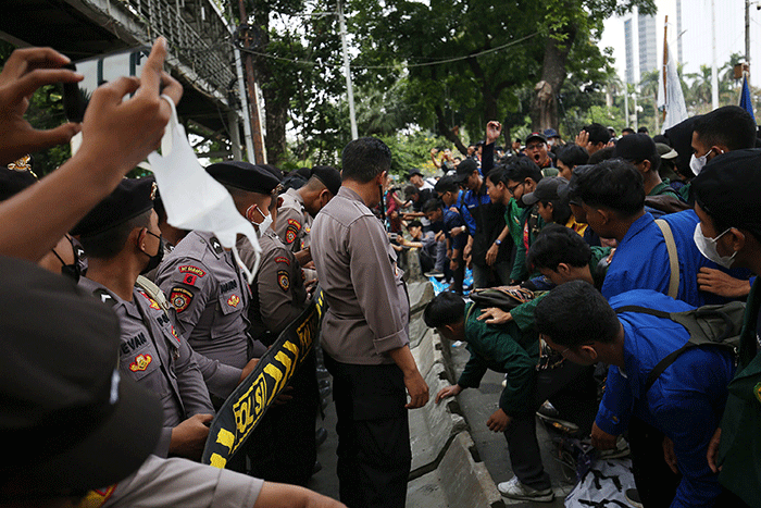 Mahasiswa dari Aliansi Badan Eksekutif Mahasiswa terlibat saling dorong-dorongan dengan petugas kepolisian di kawasan Patung Kuda, Jakarta, Kamis (15/9/2022).