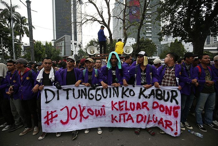 Mahasiswa dari Aliansi Badan Eksekutif Mahasiswa terlibat saling dorong-dorongan dengan petugas kepolisian di kawasan Patung Kuda, Jakarta, Kamis (15/9/2022).